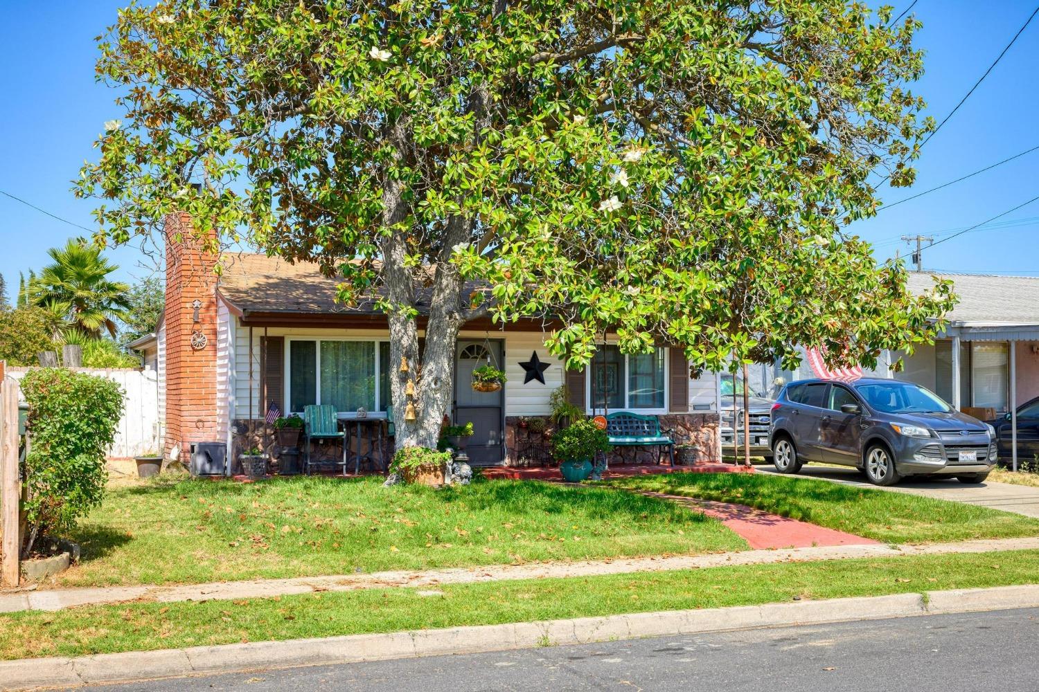 Detail Gallery Image 1 of 1 For 409 S Veach, Manteca,  CA 95337 - 2 Beds | 2 Baths