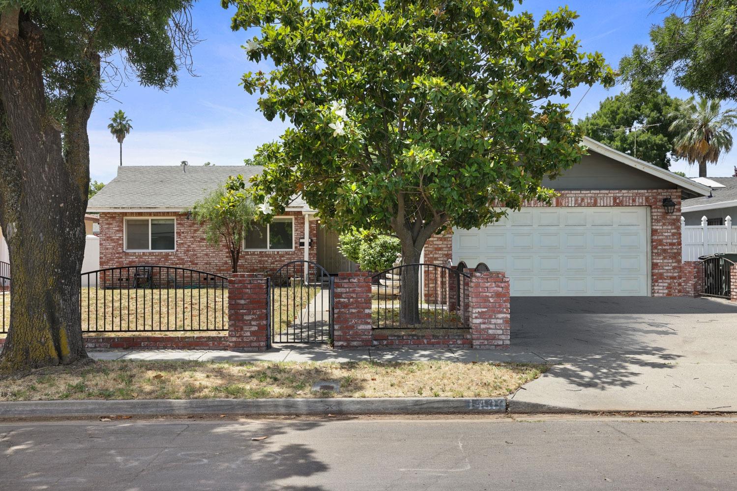 Detail Gallery Image 1 of 35 For 1436 Montclair Dr, Modesto,  CA 95350 - 3 Beds | 2 Baths