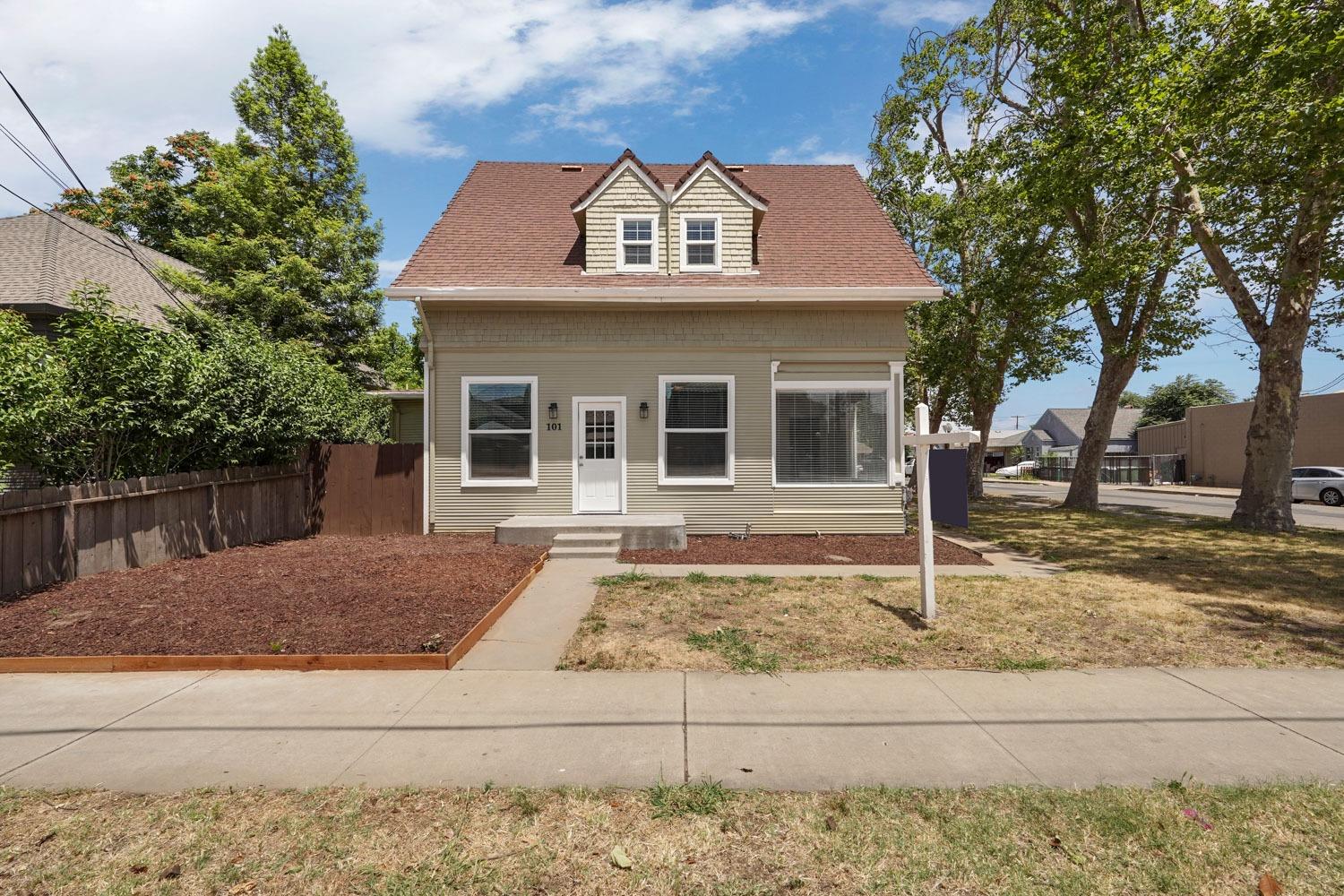 Detail Gallery Image 3 of 47 For 101 W Lockeford St, Lodi,  CA 95240 - 5 Beds | 3/1 Baths