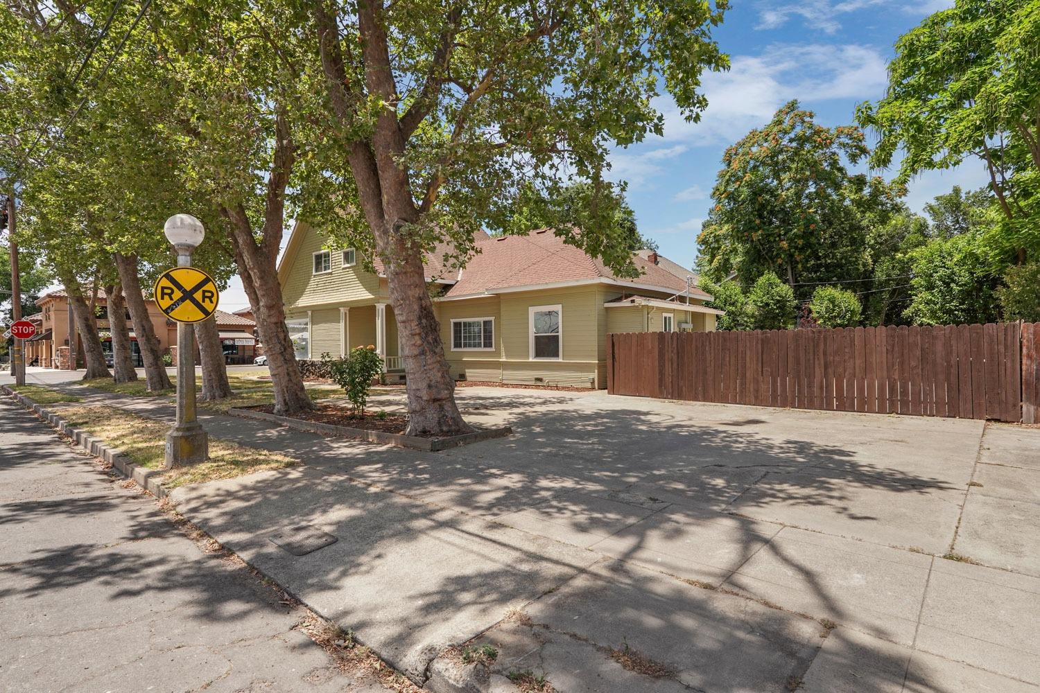 Detail Gallery Image 9 of 47 For 101 W Lockeford St, Lodi,  CA 95240 - 5 Beds | 3/1 Baths