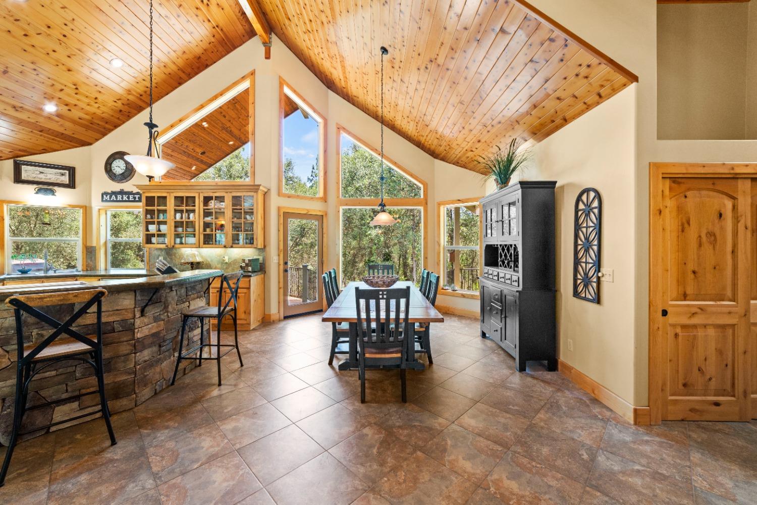 Detail Gallery Image 6 of 67 For 11318 Wolf Rd, Grass Valley,  CA 95949 - 4 Beds | 4 Baths