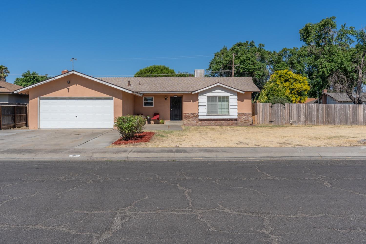 Detail Gallery Image 1 of 1 For 251 N Santa Ana St, Los Banos,  CA 93635 - 3 Beds | 2 Baths