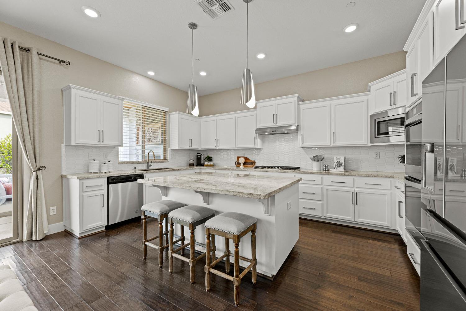 Detail Gallery Image 14 of 72 For 9104 Plympton Loop, Roseville,  CA 95747 - 4 Beds | 4 Baths