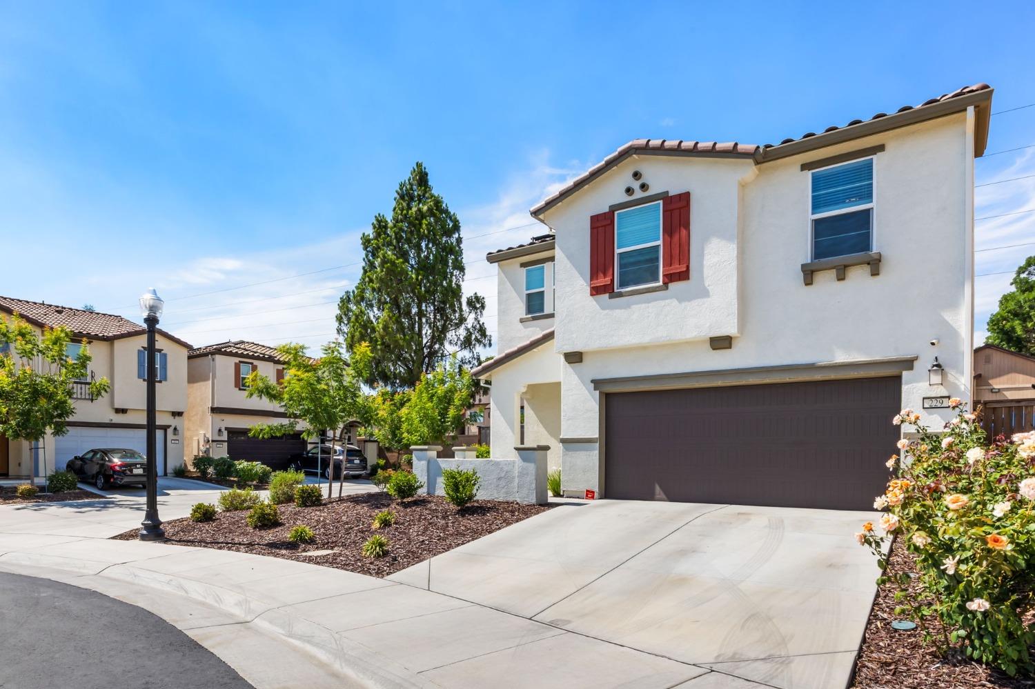 Detail Gallery Image 2 of 32 For 229 Bywell Bridge Cir, Sacramento,  CA 95823 - 3 Beds | 2/1 Baths