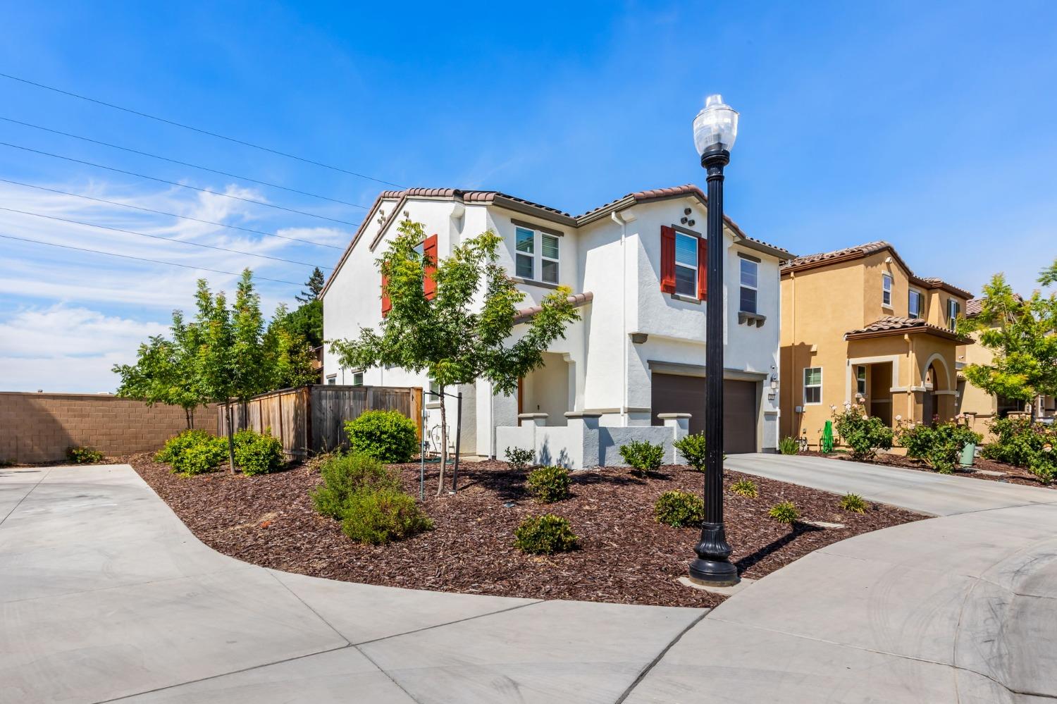 Detail Gallery Image 3 of 32 For 229 Bywell Bridge Cir, Sacramento,  CA 95823 - 3 Beds | 2/1 Baths