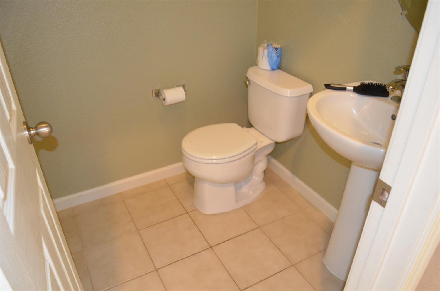 Detail Gallery Image 8 of 12 For 1447 Summerwind Ln, Manteca,  CA 95337 - 3 Beds | 2/1 Baths