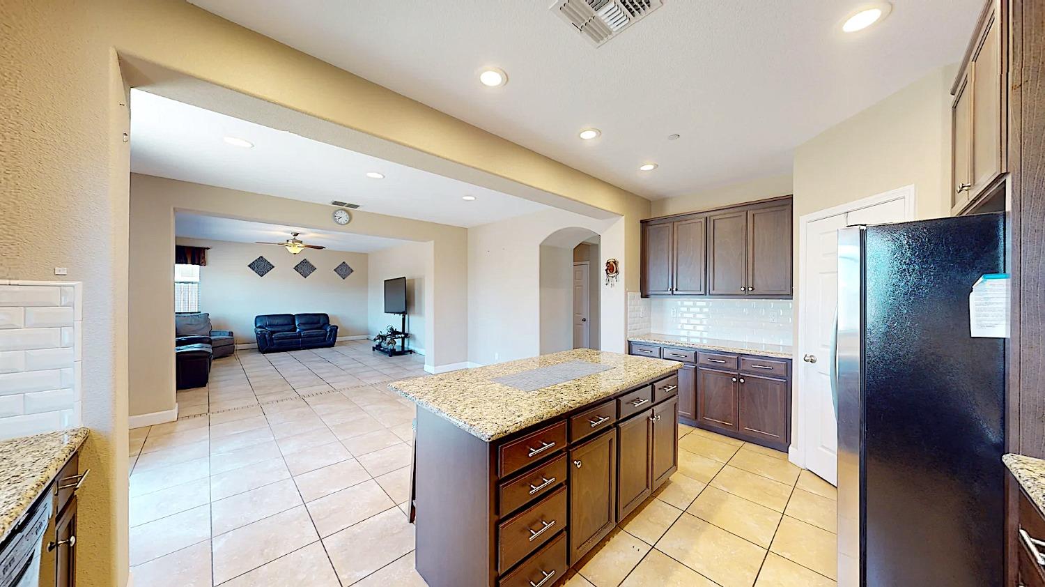 Detail Gallery Image 12 of 53 For 1505 Mayweed Dr, Los Banos,  CA 93635 - 4 Beds | 2/1 Baths