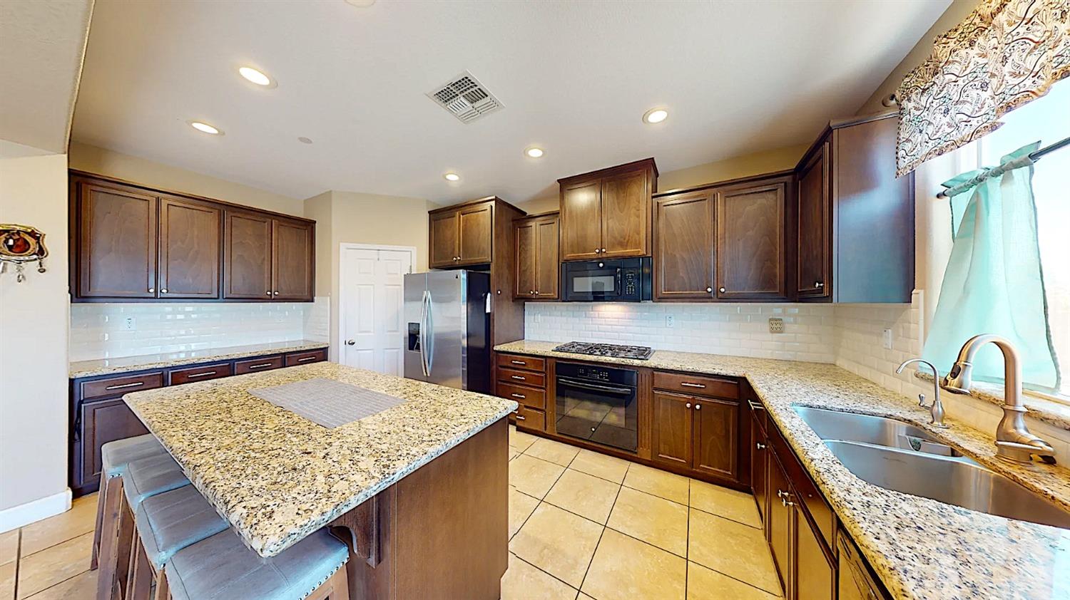 Detail Gallery Image 13 of 53 For 1505 Mayweed Dr, Los Banos,  CA 93635 - 4 Beds | 2/1 Baths