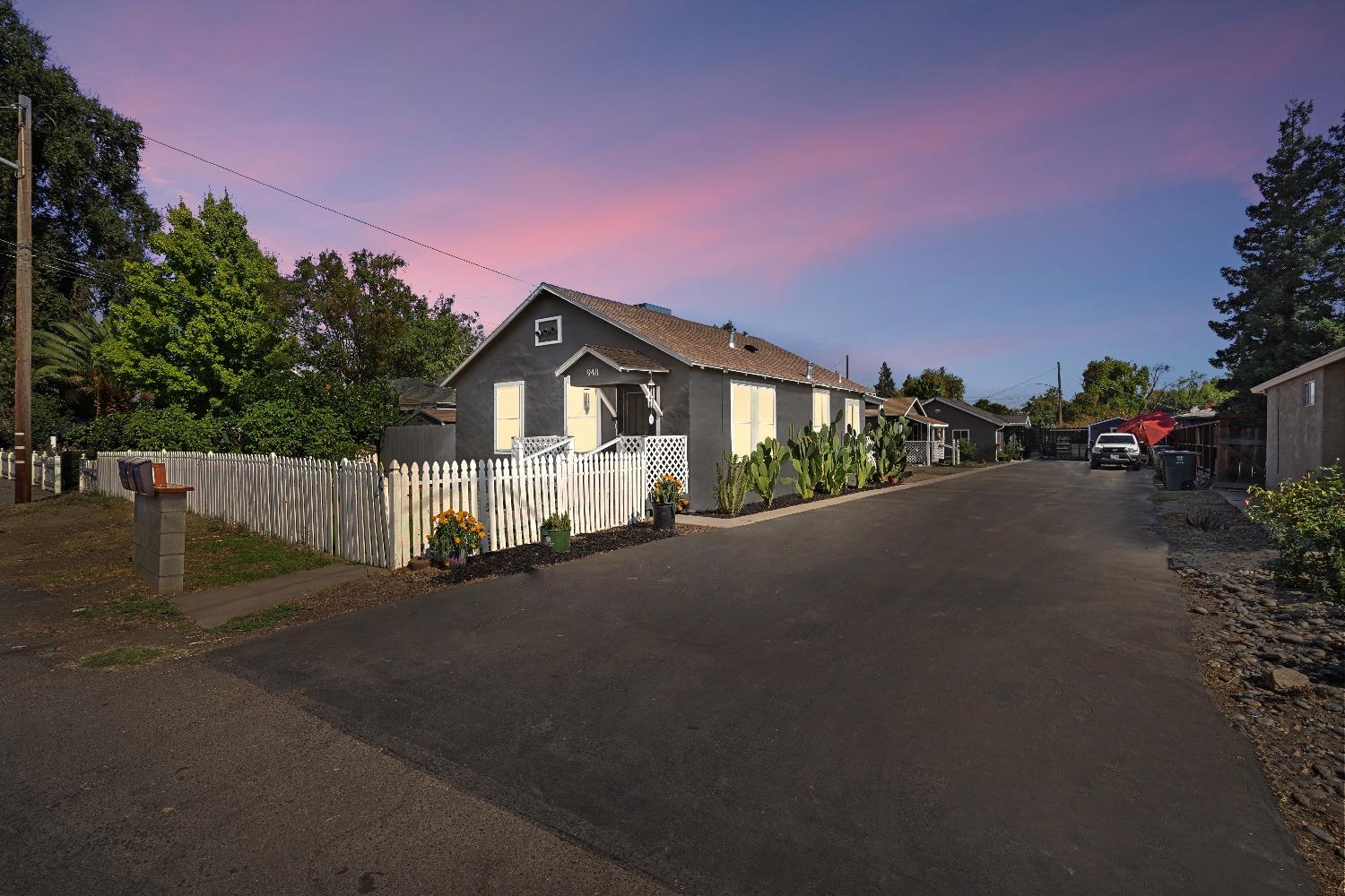 Detail Gallery Image 1 of 1 For 946 El Vecino Ave, Modesto,  CA 95350 - 4 Beds | 3 Baths