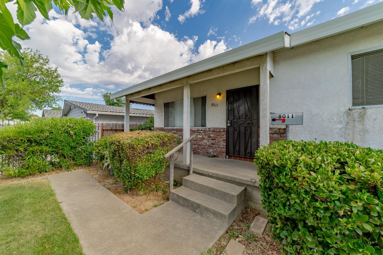 Detail Gallery Image 3 of 23 For 8011 Betty Lou Dr, Sacramento,  CA 95828 - 2 Beds | 1 Baths