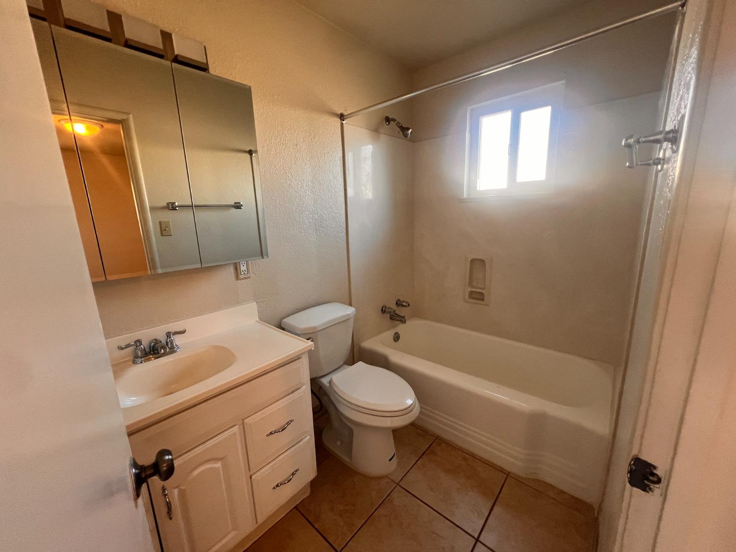 Detail Gallery Image 10 of 12 For 234 W Crockett, Manteca,  CA 95337 - 3 Beds | 2 Baths