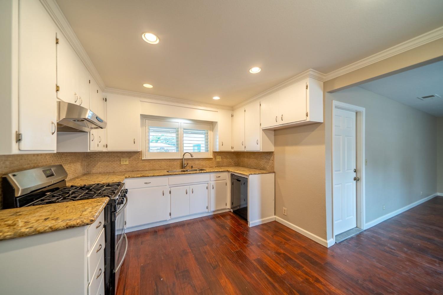 Detail Gallery Image 25 of 38 For 998 Sapphire Way, Manteca,  CA 95336 - 3 Beds | 2 Baths