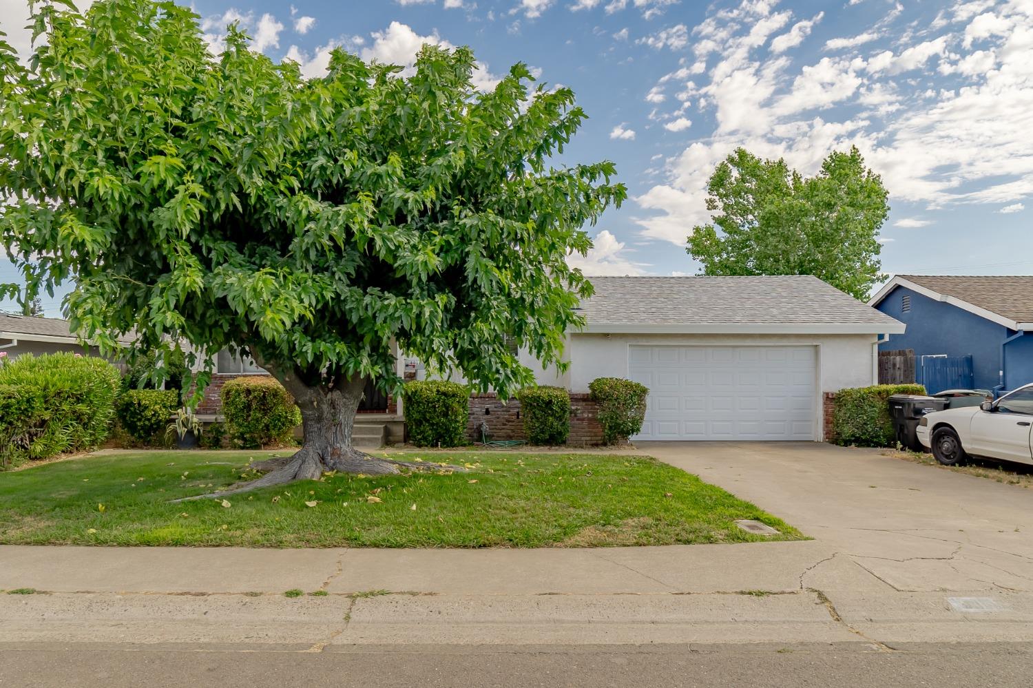 Detail Gallery Image 2 of 23 For 8011 Betty Lou Dr, Sacramento,  CA 95828 - 2 Beds | 1 Baths