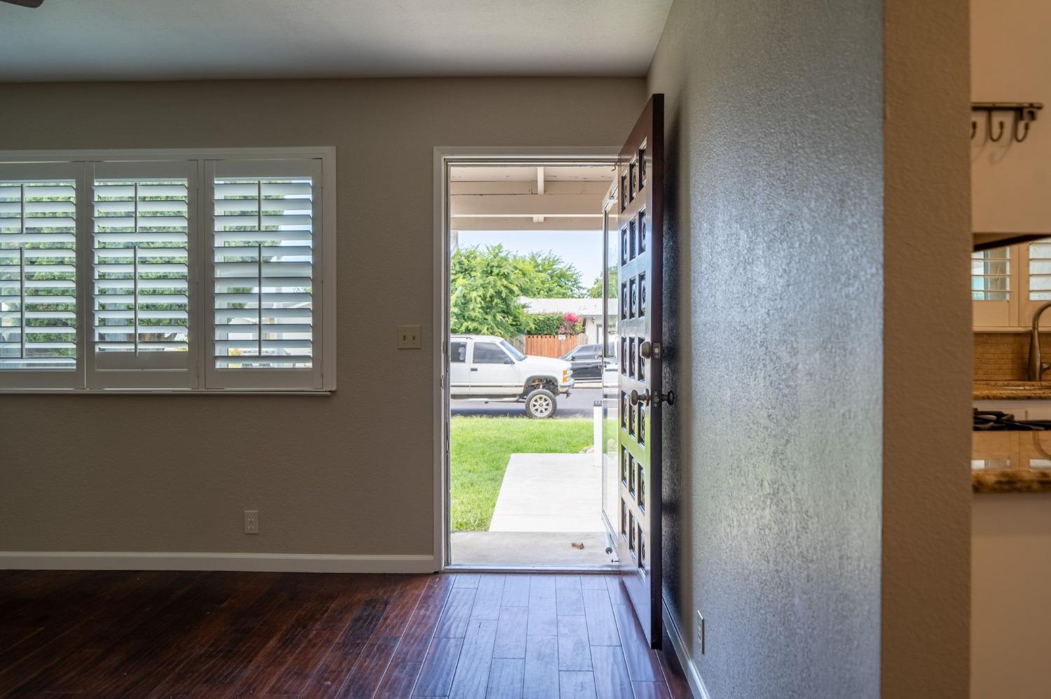 Detail Gallery Image 10 of 38 For 998 Sapphire Way, Manteca,  CA 95336 - 3 Beds | 2 Baths