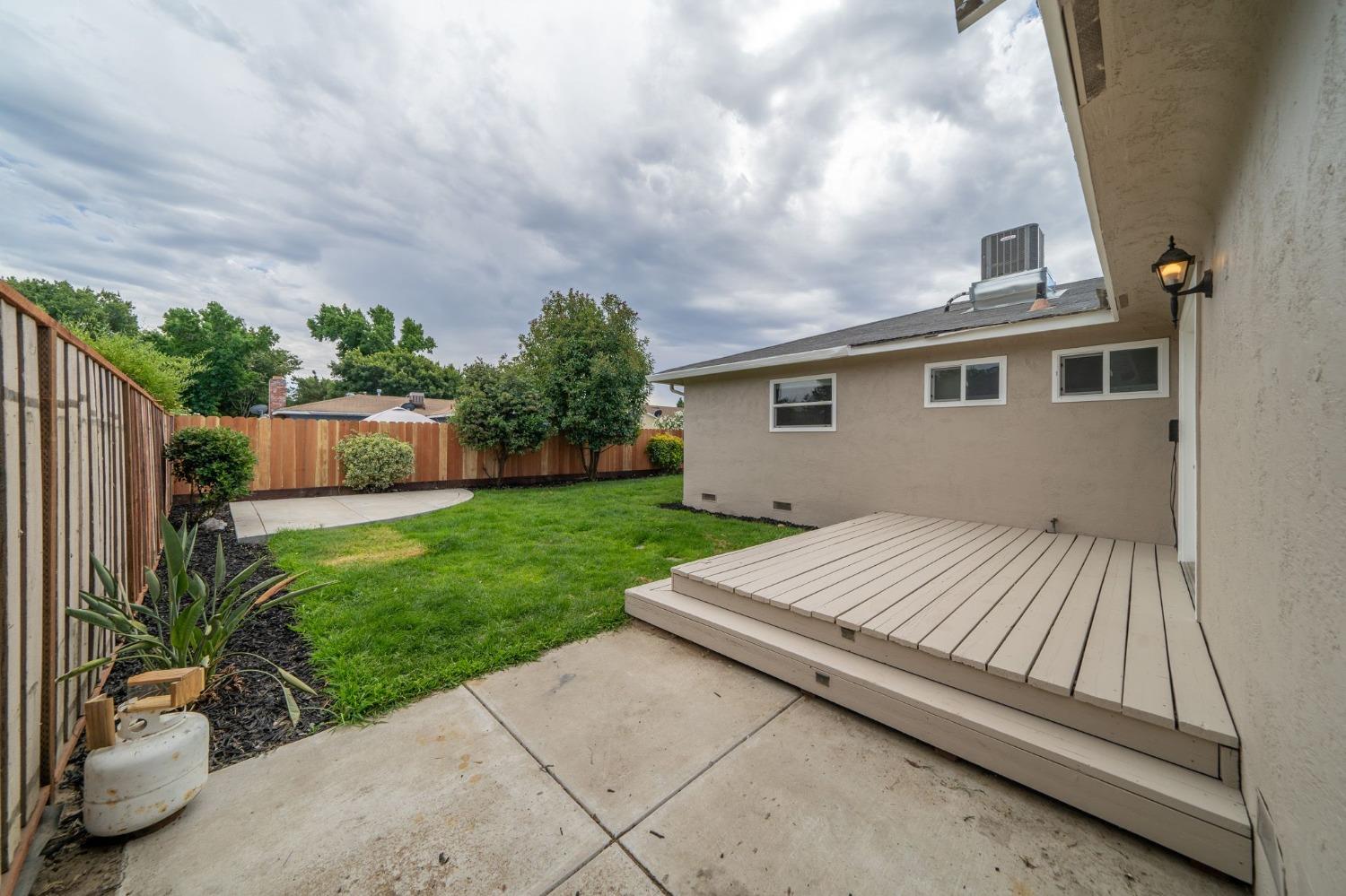 Detail Gallery Image 33 of 38 For 998 Sapphire Way, Manteca,  CA 95336 - 3 Beds | 2 Baths