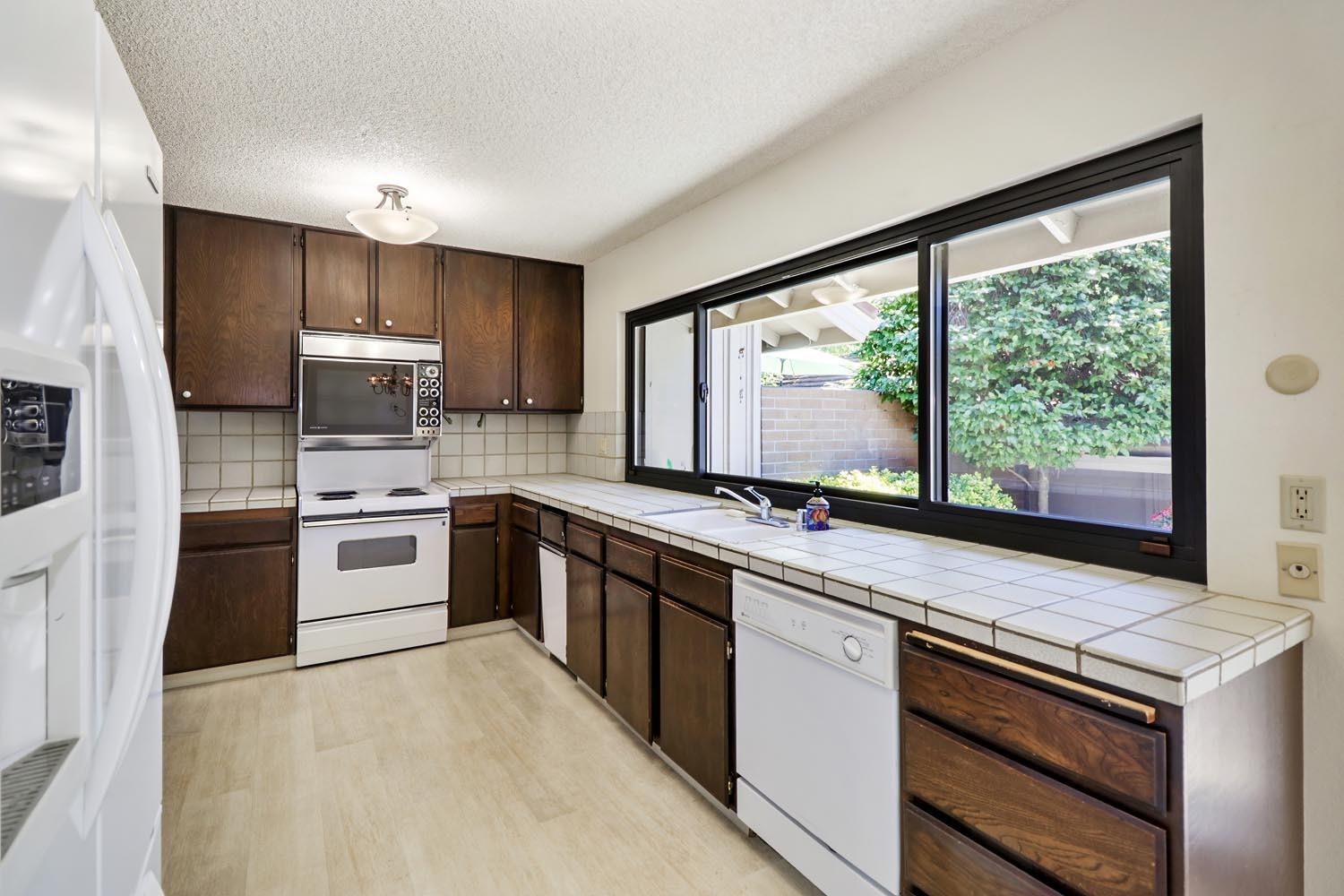 Detail Gallery Image 13 of 51 For 2313 American River Dr, Sacramento,  CA 95825 - 2 Beds | 2 Baths