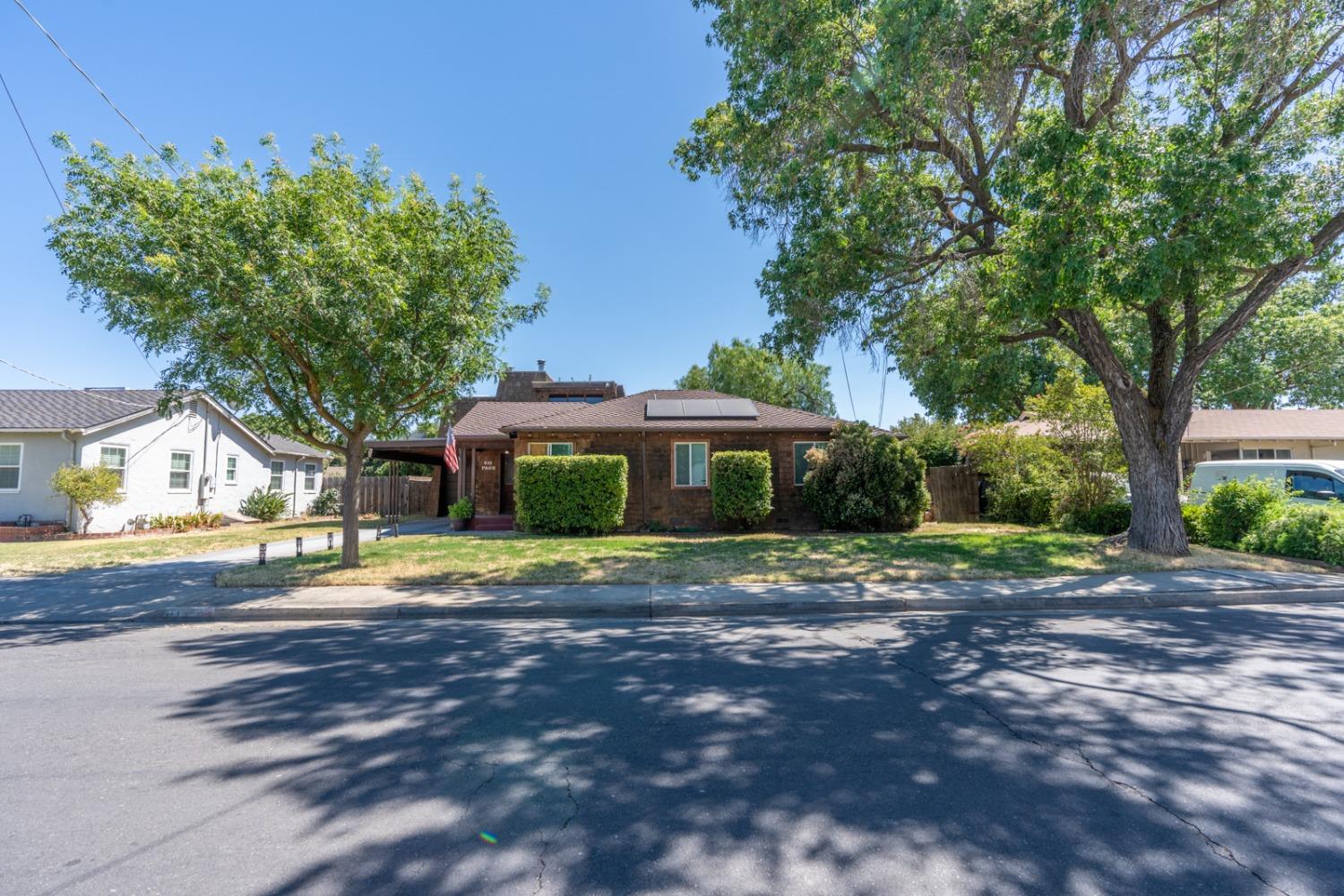 Detail Gallery Image 3 of 43 For 615 Page Ave, Los Banos,  CA 93635 - 3 Beds | 3 Baths