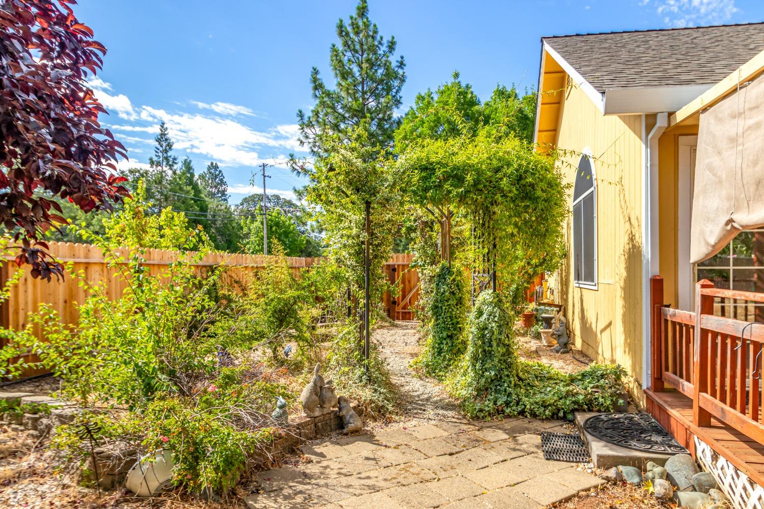 Detail Gallery Image 11 of 37 For 16522 Tony Ct, Grass Valley,  CA 95949 - 3 Beds | 2 Baths