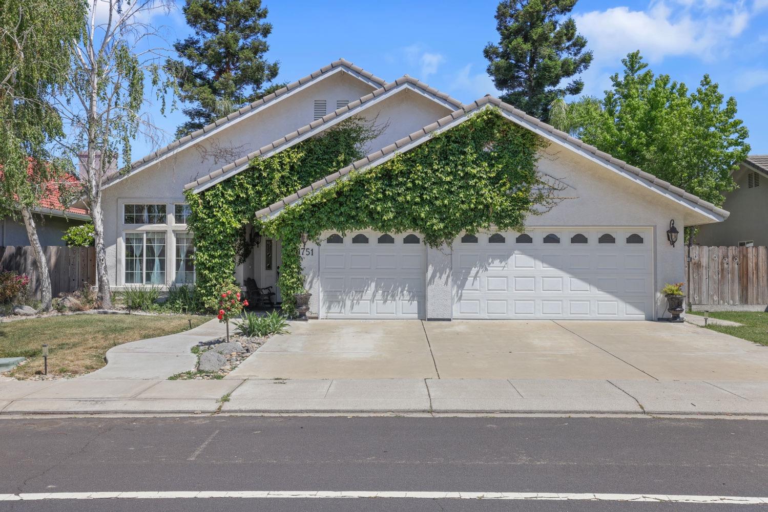 Detail Gallery Image 2 of 42 For 1751 Nehemiah Dr, Manteca,  CA 95336 - 4 Beds | 2 Baths