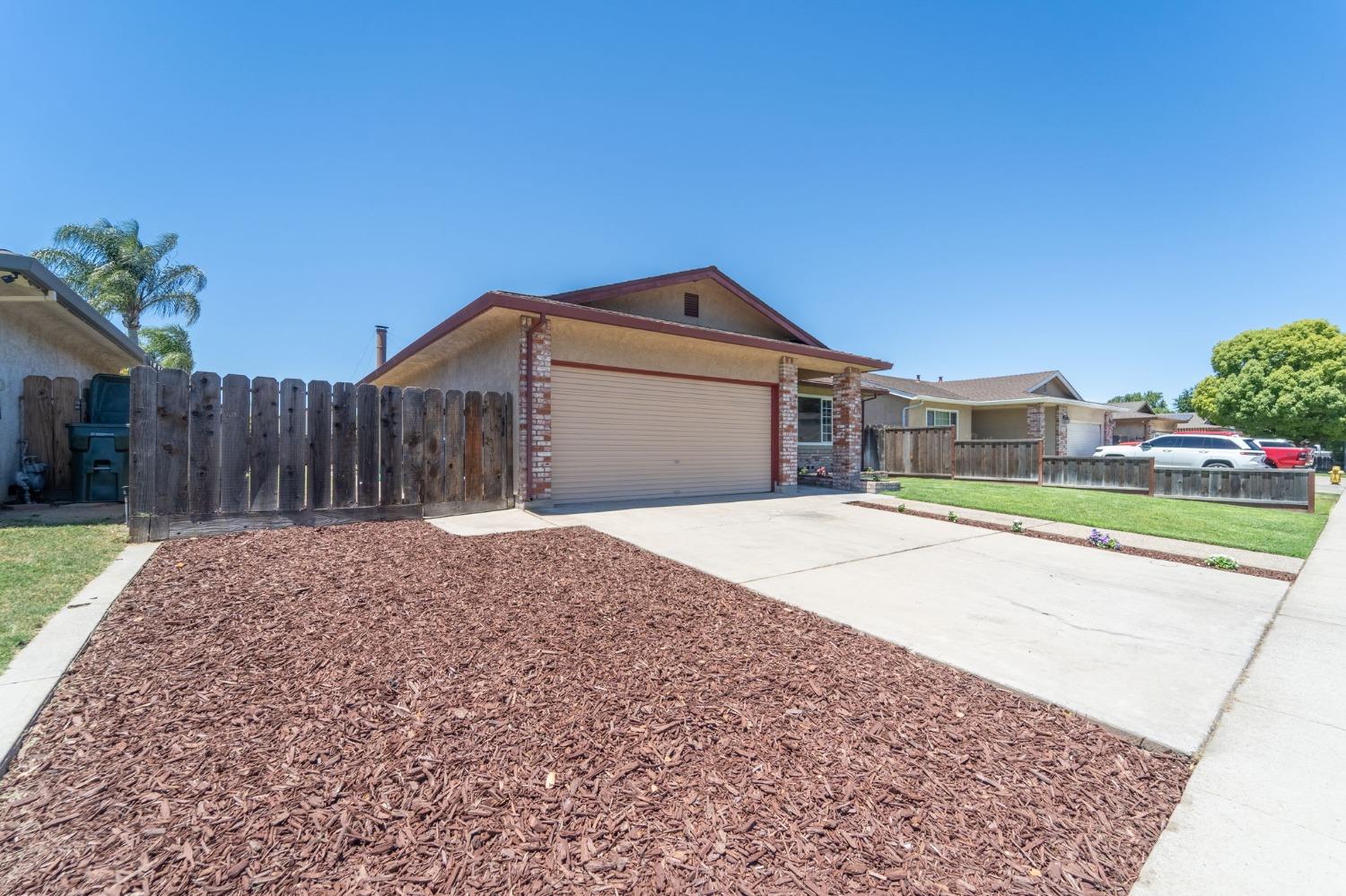 Detail Gallery Image 1 of 1 For 661 Emerald Pl, Manteca,  CA 95336 - 3 Beds | 2 Baths