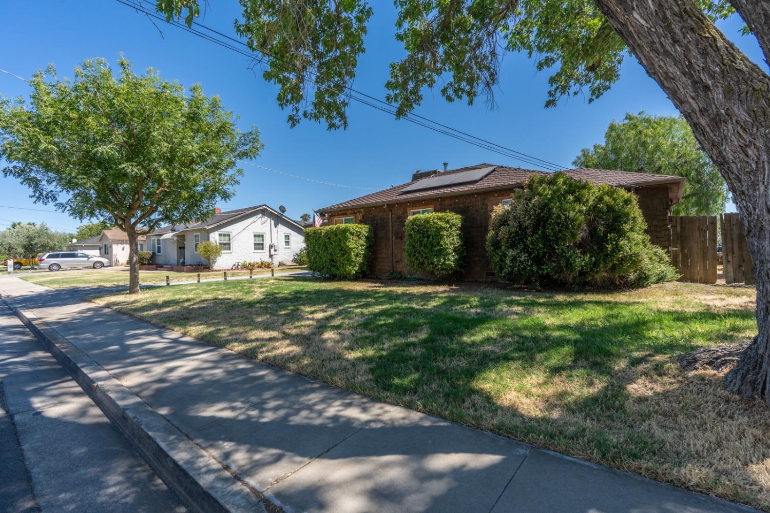 Detail Gallery Image 4 of 43 For 615 Page Ave, Los Banos,  CA 93635 - 3 Beds | 3 Baths