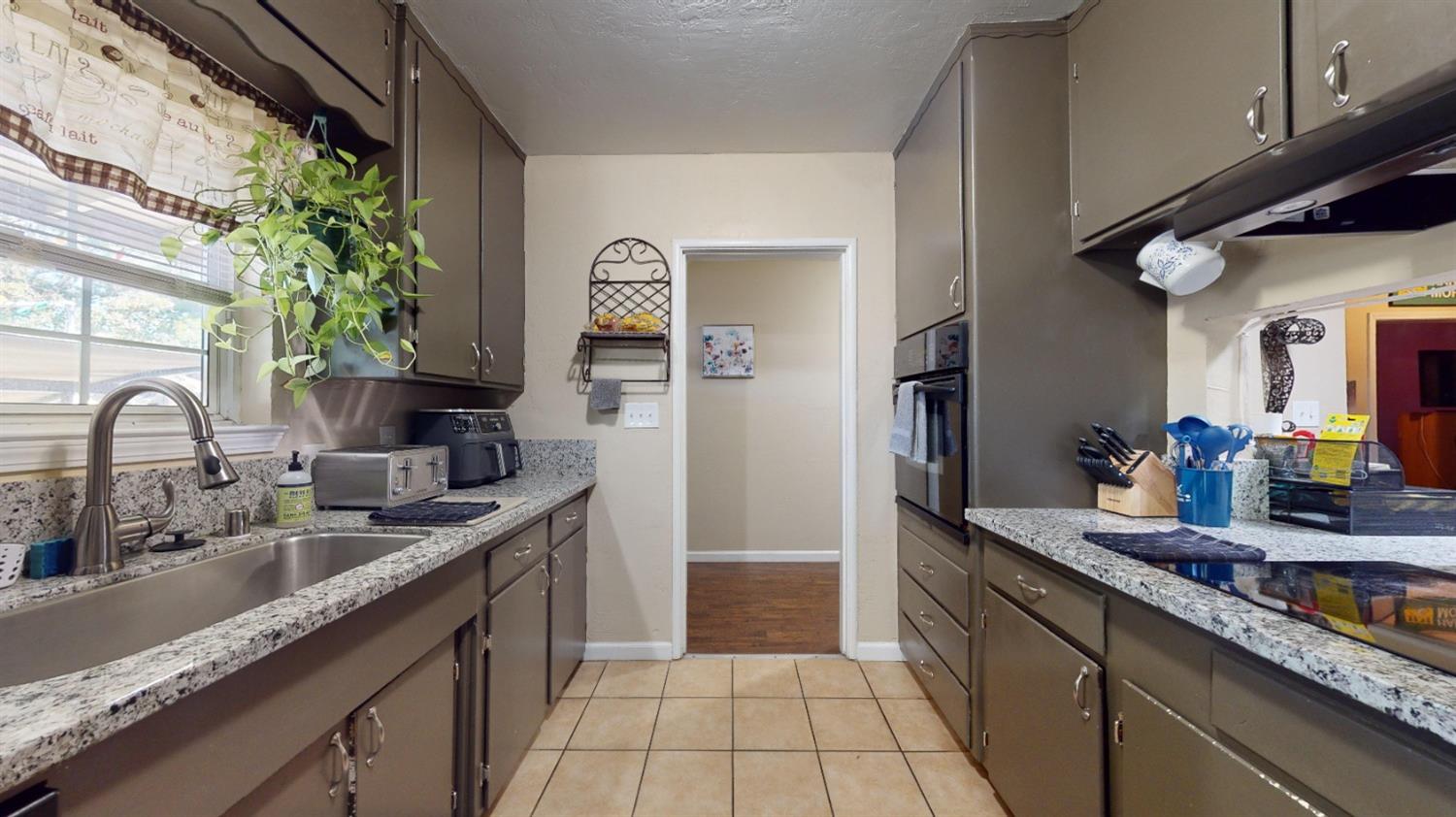 Detail Gallery Image 14 of 41 For 606 Hudson Ln, Modesto,  CA 95351 - 3 Beds | 2 Baths