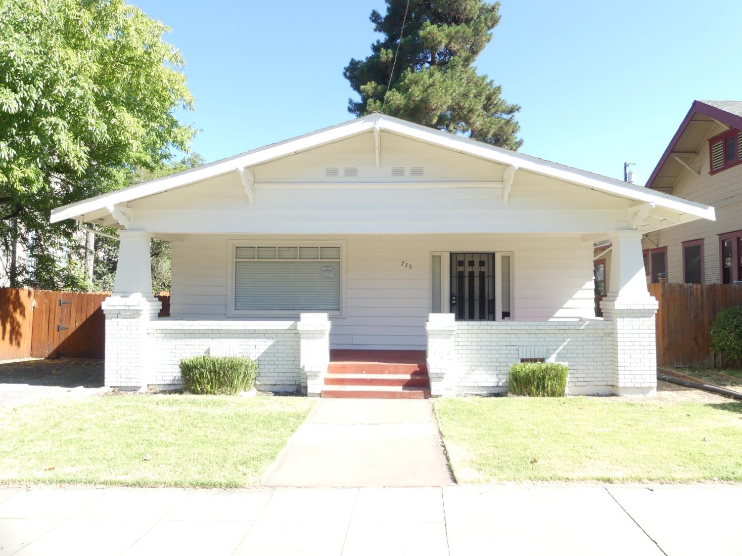 Detail Gallery Image 2 of 20 For 735 W Acacia St, Stockton,  CA 95203 - 2 Beds | 1/1 Baths