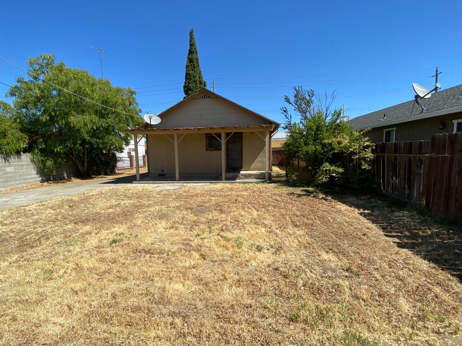 Detail Gallery Image 5 of 14 For 582 Eleanor Ave, Sacramento,  CA 95815 - 2 Beds | 1 Baths