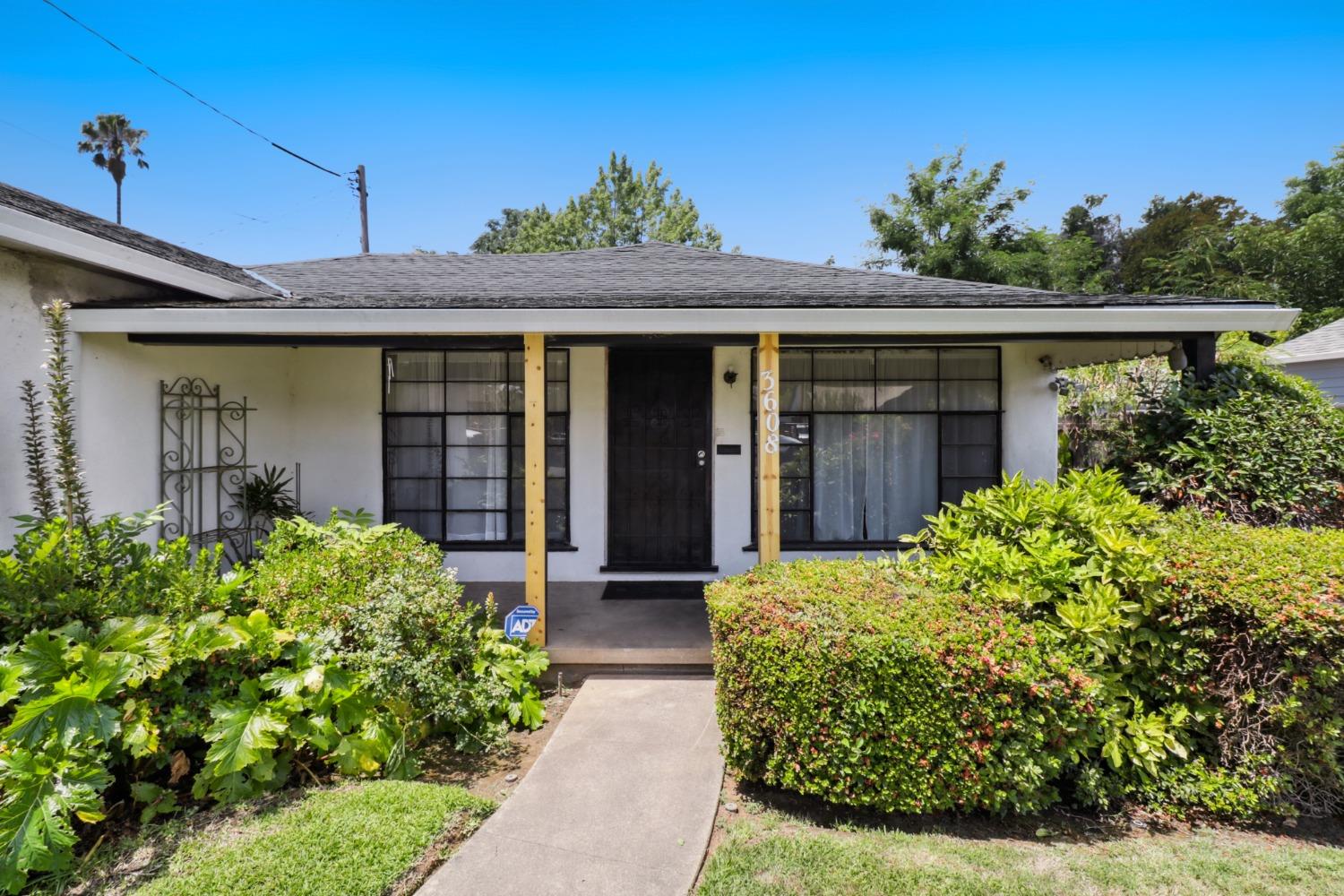 Detail Gallery Image 2 of 36 For 3608 35th St, Sacramento,  CA 95817 - 3 Beds | 2 Baths