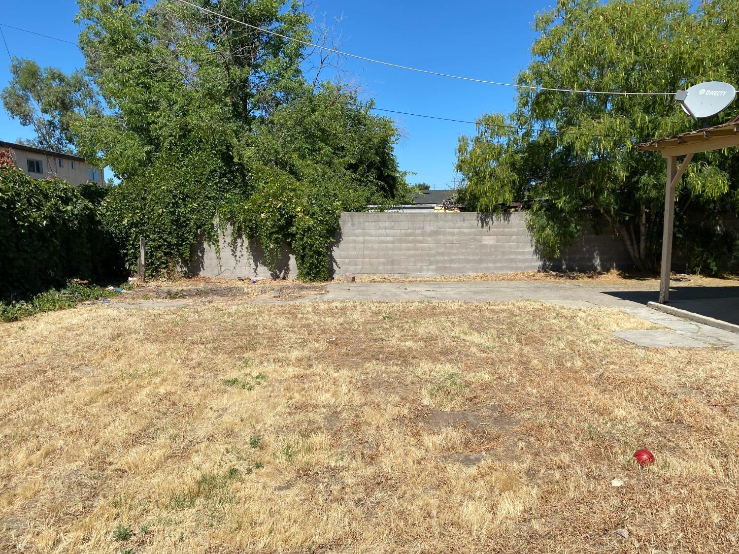 Detail Gallery Image 4 of 14 For 582 Eleanor Ave, Sacramento,  CA 95815 - 2 Beds | 1 Baths