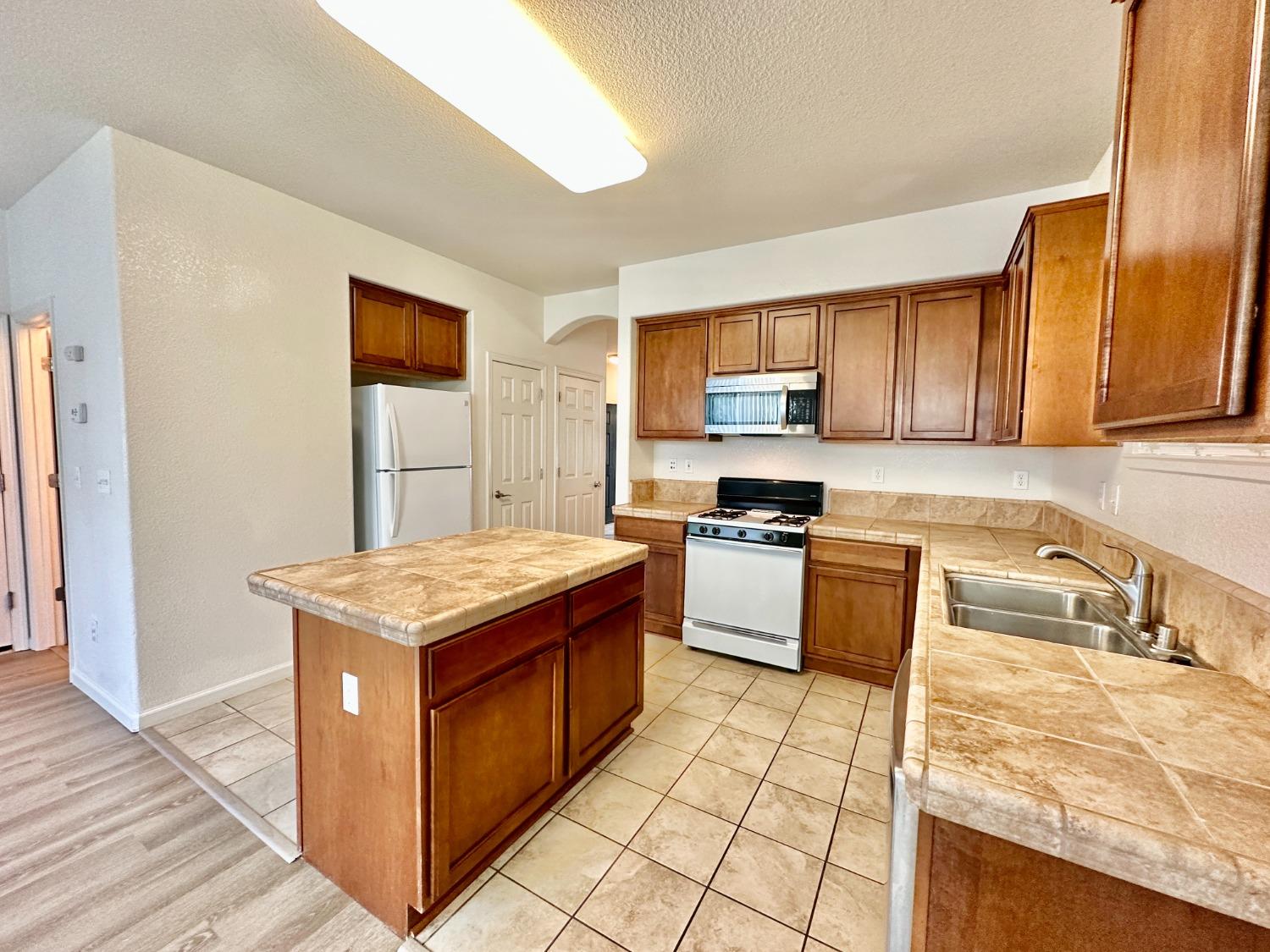 Detail Gallery Image 10 of 37 For 1526 Cat Tail Dr, Stockton,  CA 95204 - 4 Beds | 2/1 Baths