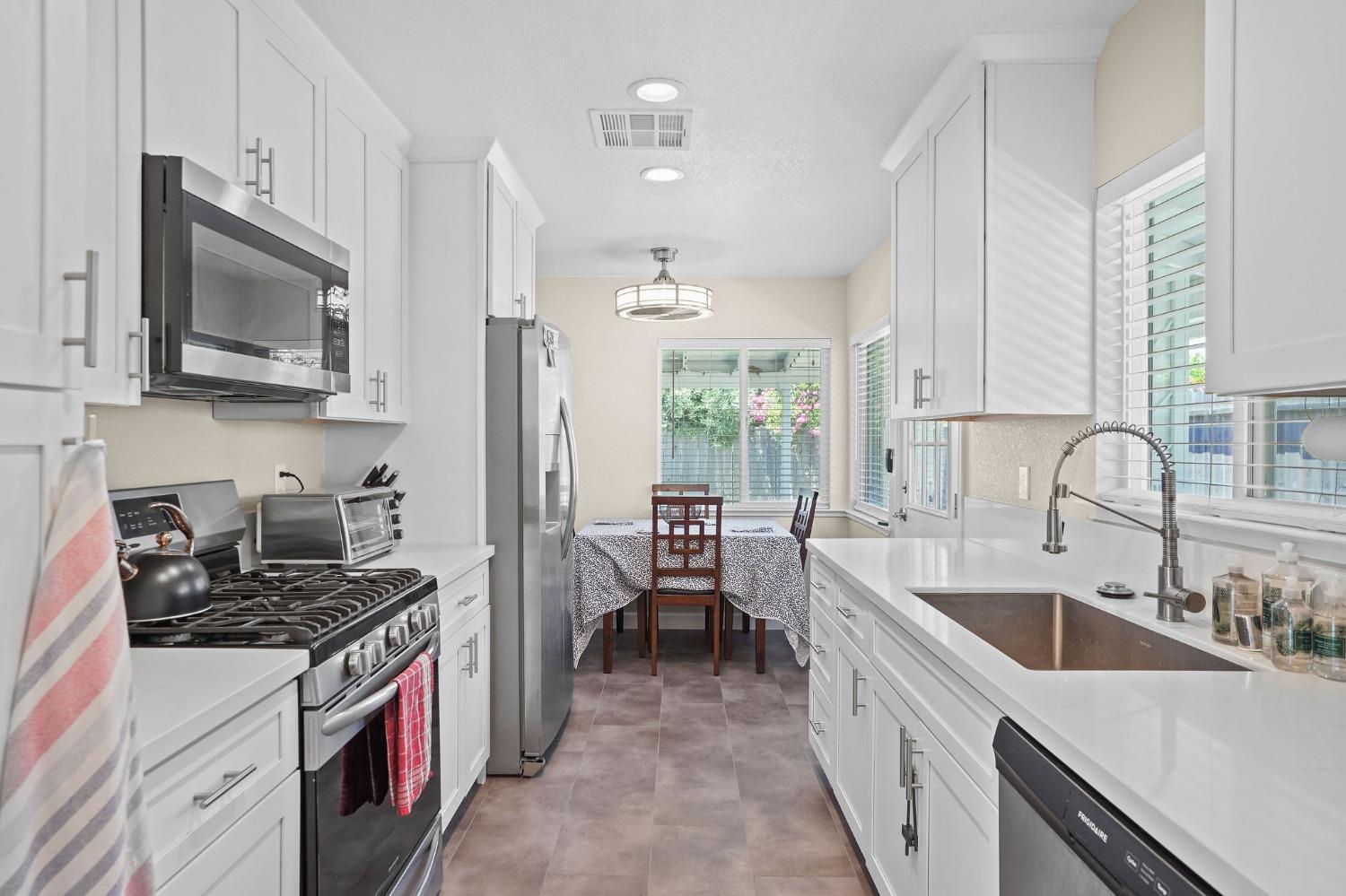 Detail Gallery Image 11 of 28 For 2045 Neptune Way, Sacramento,  CA 95864 - 3 Beds | 1 Baths