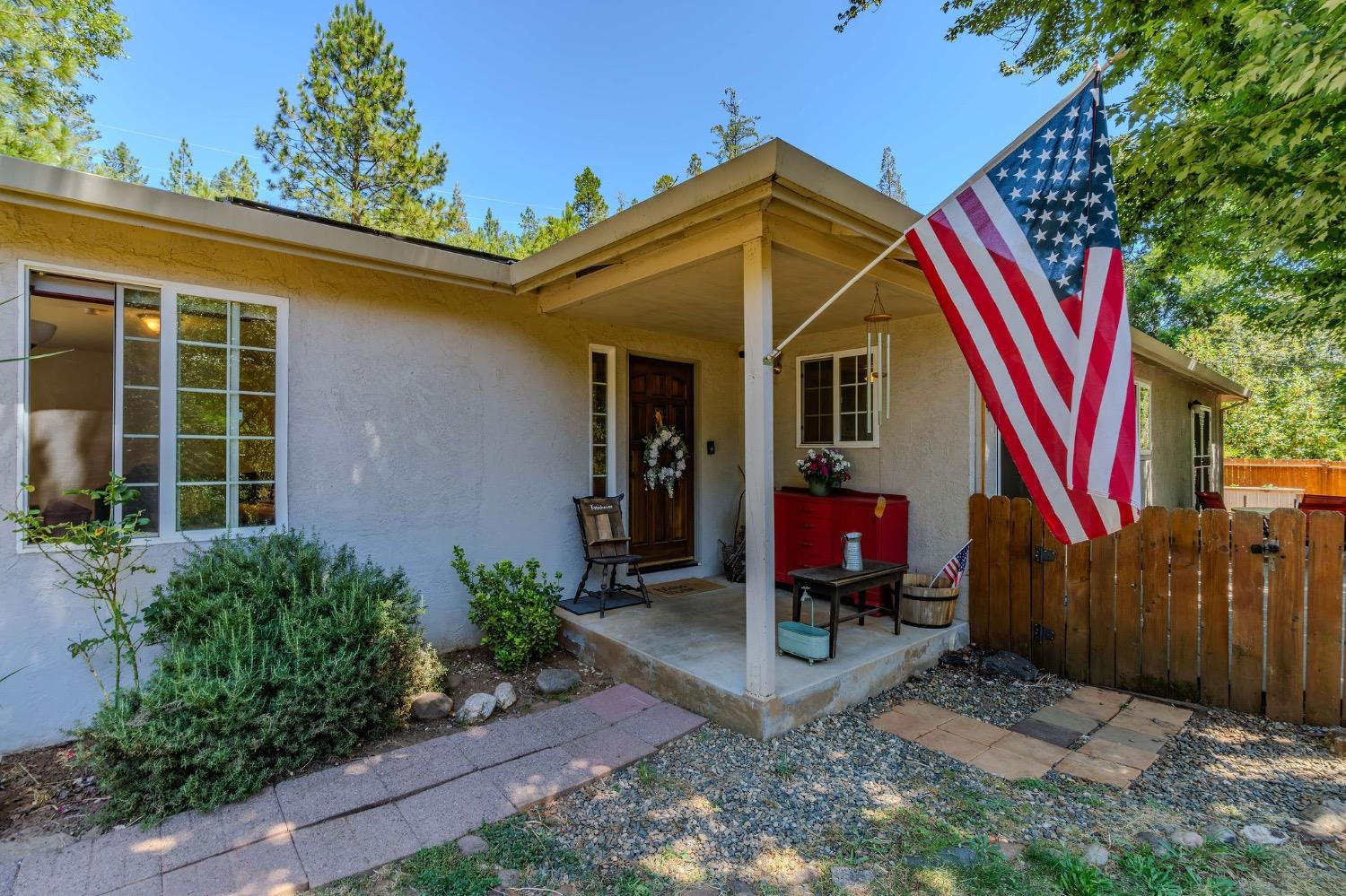 Detail Gallery Image 5 of 48 For 13920 Gold Mine Rd., Pine Grove,  CA 95665 - 3 Beds | 2/1 Baths