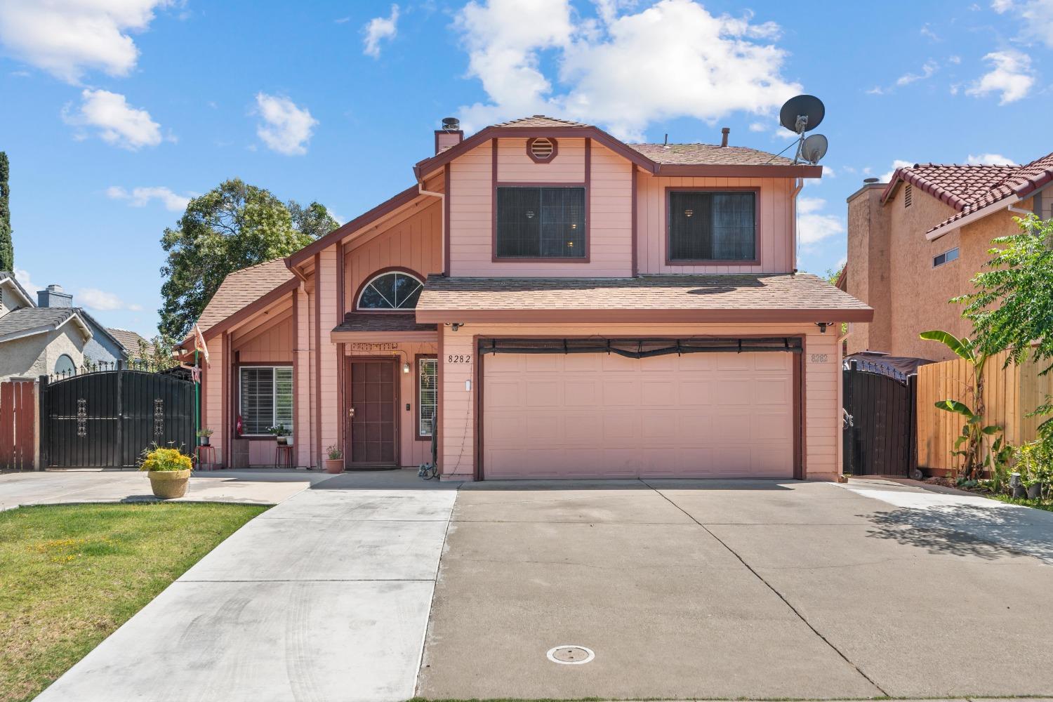 Detail Gallery Image 1 of 1 For 8282 Meadowhaven Dr, Sacramento,  CA 95828 - 5 Beds | 3/1 Baths