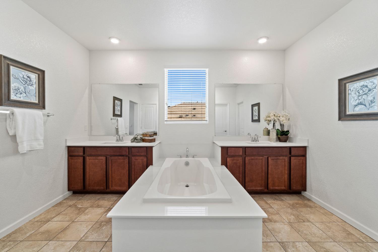 Detail Gallery Image 19 of 32 For 1097 Dry Gulch Trail Dr, Plumas Lake,  CA 95961 - 4 Beds | 3/1 Baths