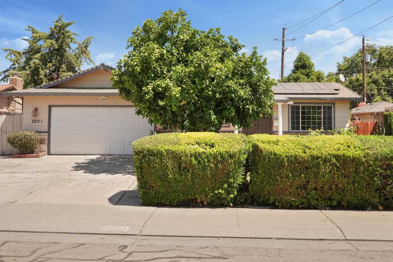 Detail Gallery Image 2 of 45 For 2201 Portola Ave, Stockton,  CA 95209 - 4 Beds | 2 Baths