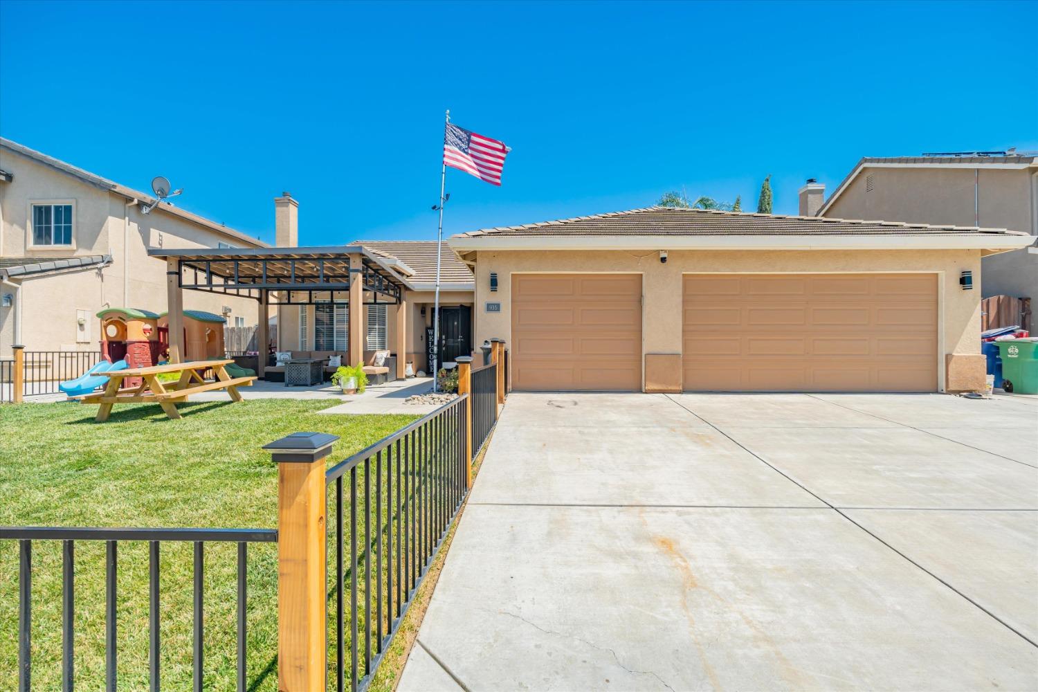 Detail Gallery Image 1 of 1 For 935 Garden St, Los Banos,  CA 93635 - 4 Beds | 2 Baths