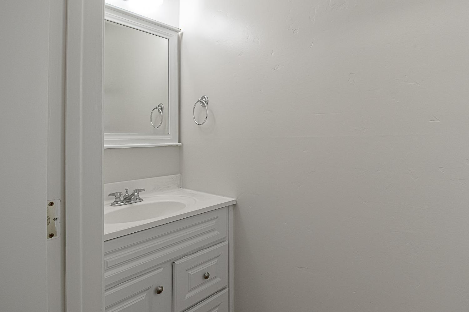 Detail Gallery Image 12 of 23 For 744 W Yosemite Ave, Manteca,  CA 95337 - 3 Beds | 1/1 Baths