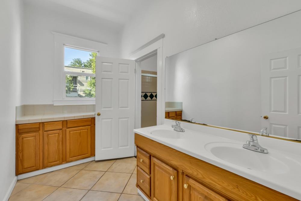 Detail Gallery Image 24 of 43 For 2204 10th St, Sacramento,  CA 95818 - 2 Beds | 1 Baths