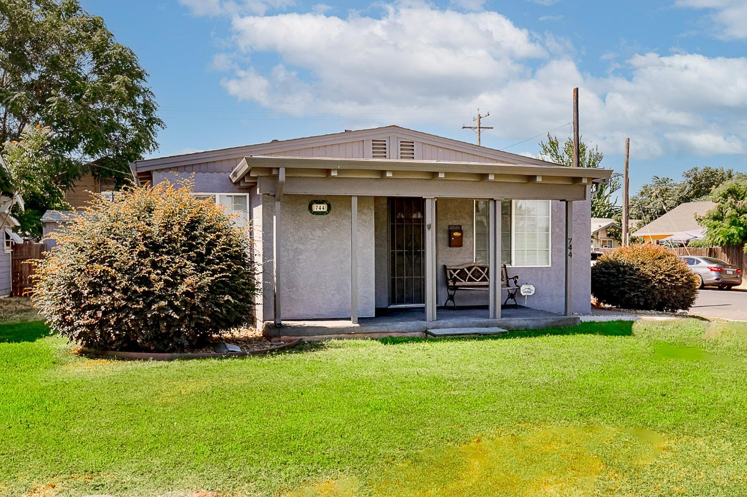 Detail Gallery Image 1 of 23 For 744 W Yosemite Ave, Manteca,  CA 95337 - 3 Beds | 1/1 Baths