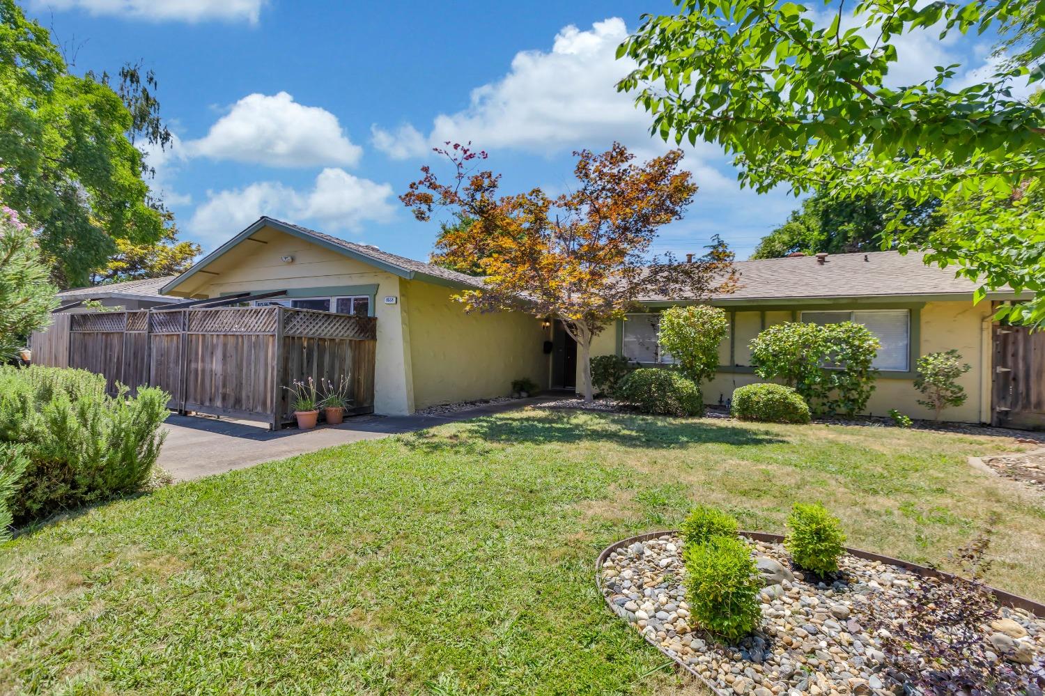 Detail Gallery Image 1 of 1 For 8558 Everglade Dr, Sacramento,  CA 95826 - 5 Beds | 2 Baths