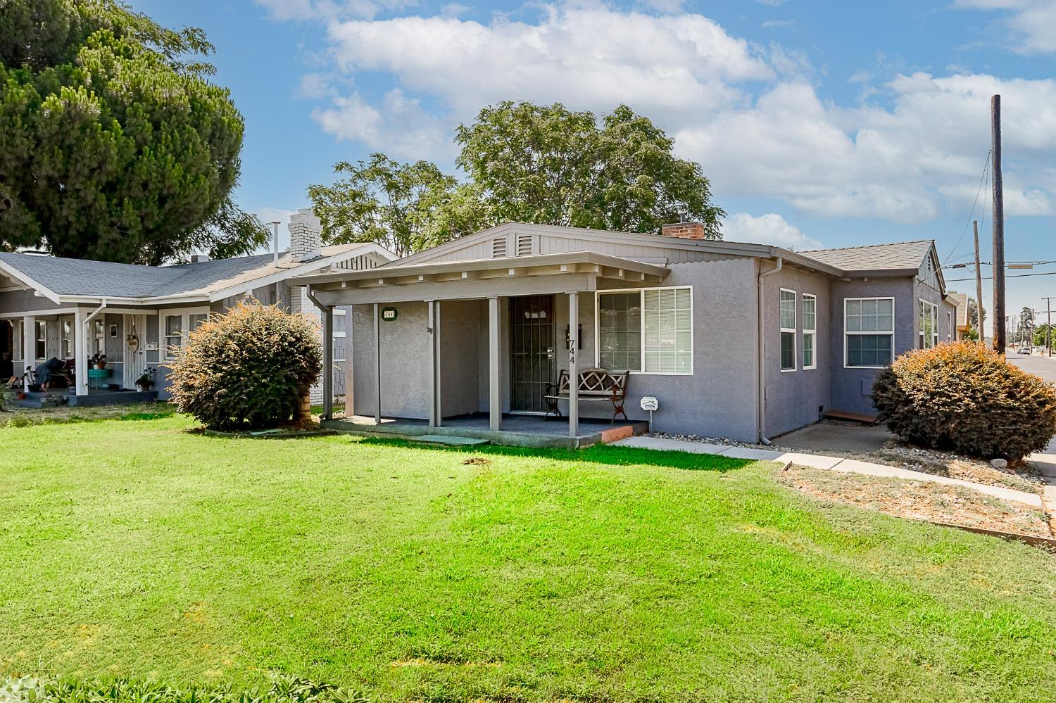 Detail Gallery Image 2 of 23 For 744 W Yosemite Ave, Manteca,  CA 95337 - 3 Beds | 1/1 Baths