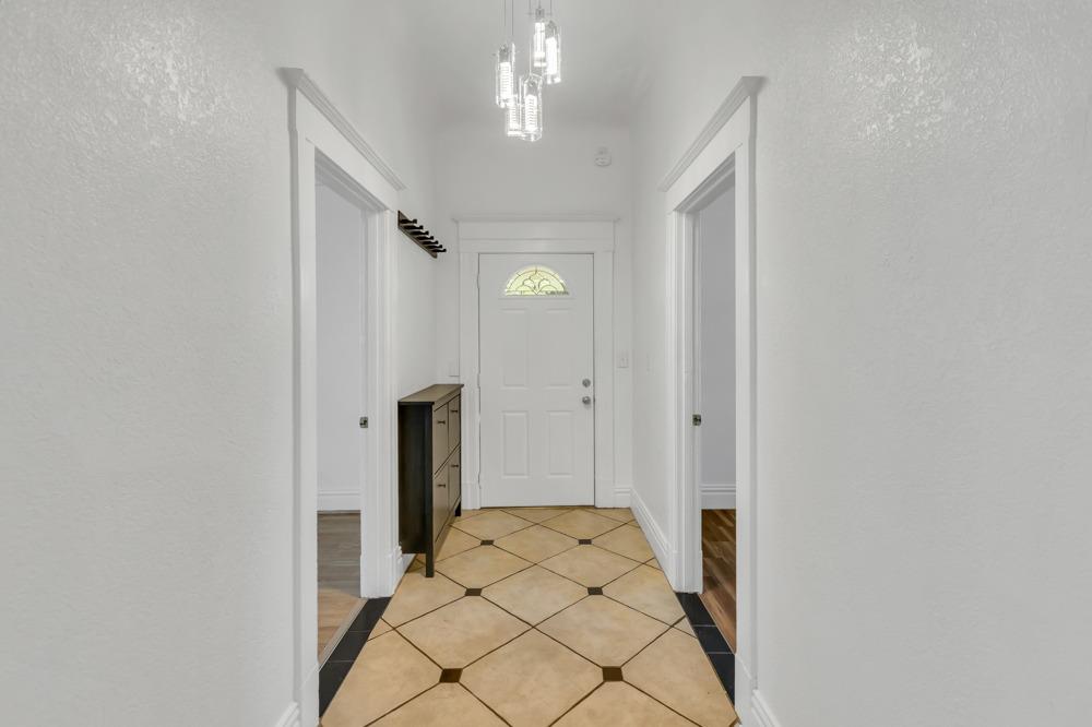 Detail Gallery Image 7 of 43 For 2204 10th St, Sacramento,  CA 95818 - 2 Beds | 1 Baths