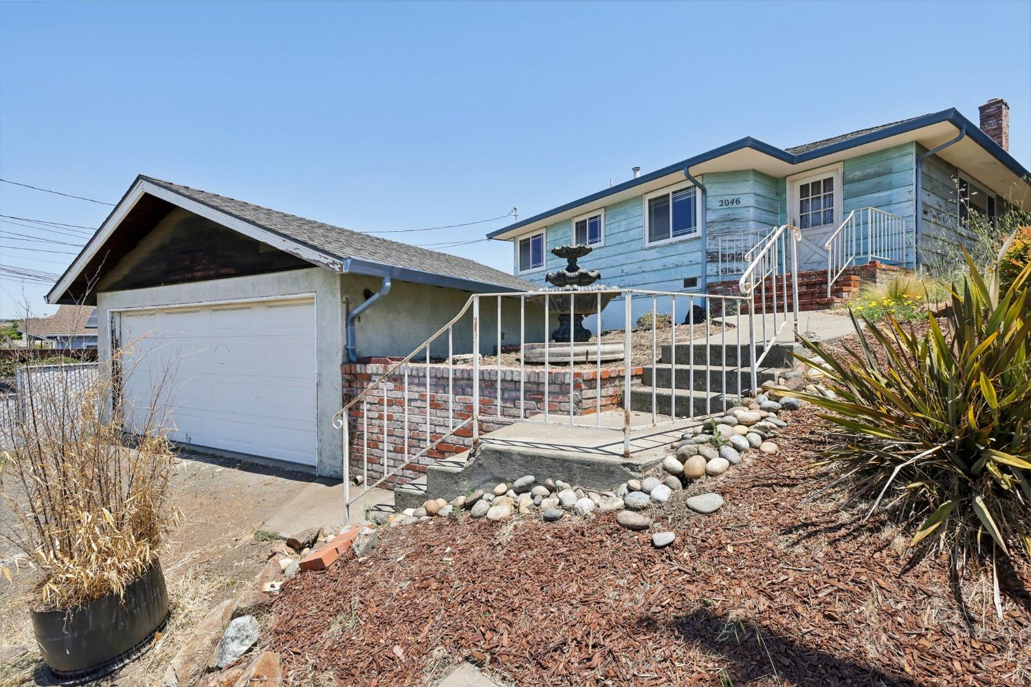 Detail Gallery Image 1 of 1 For 2046 Altamont Rd, San Leandro,  CA 94578 - 3 Beds | 1 Baths