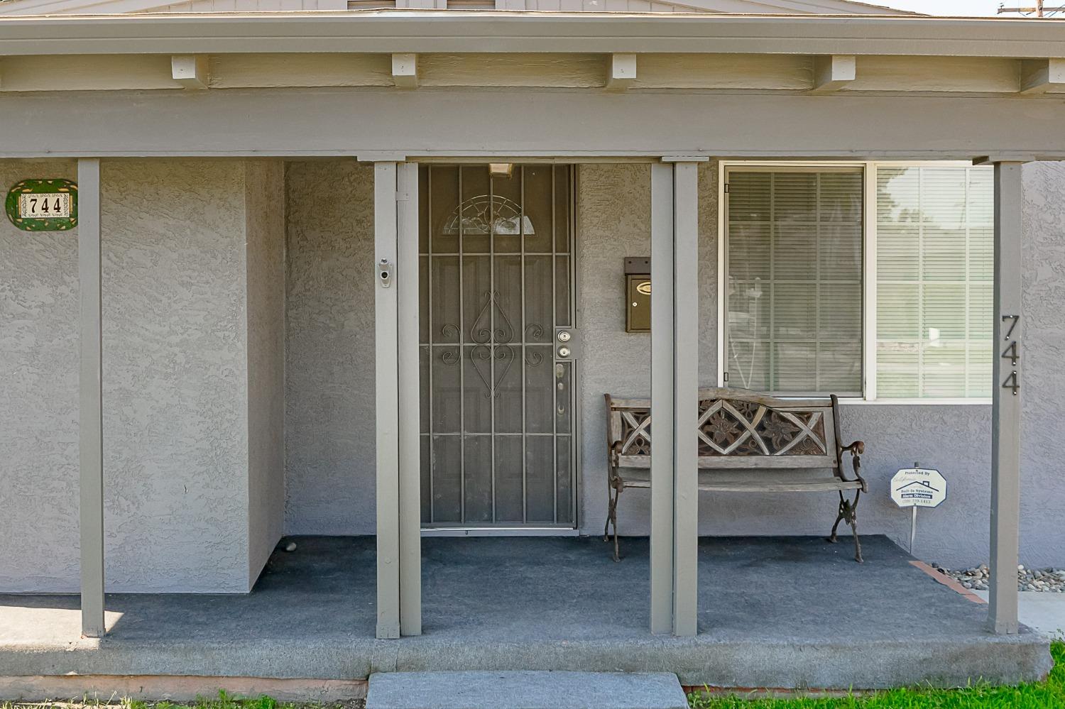 Detail Gallery Image 3 of 23 For 744 W Yosemite Ave, Manteca,  CA 95337 - 3 Beds | 1/1 Baths