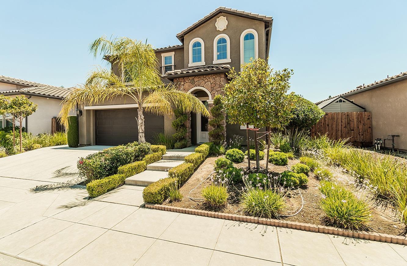 Detail Gallery Image 3 of 43 For 11672 N via Venitzia Ave, Fresno,  CA 93730 - 3 Beds | 2/1 Baths