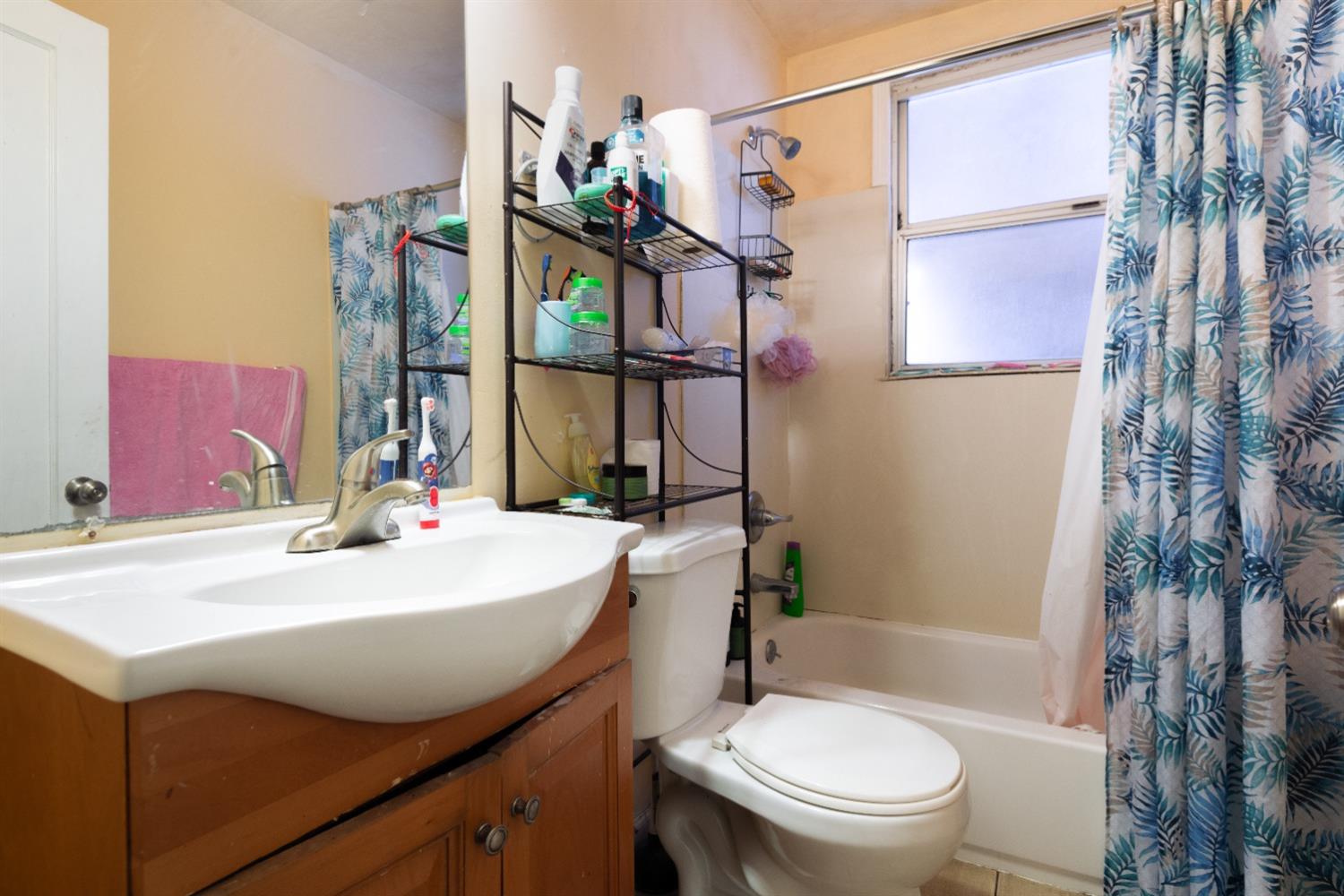 Detail Gallery Image 9 of 13 For 1072 100th Ave, Oakland,  CA 94603 - – Beds | – Baths