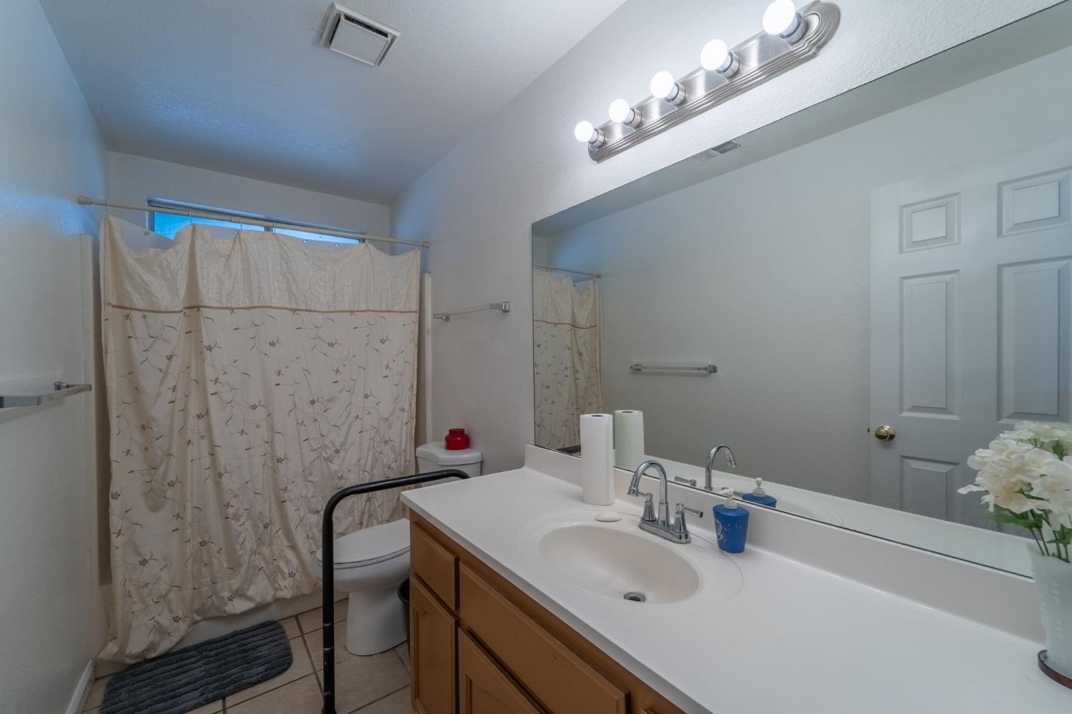 Detail Gallery Image 8 of 11 For 12948 Main St, Waterford,  CA 95386 - 3 Beds | 2 Baths