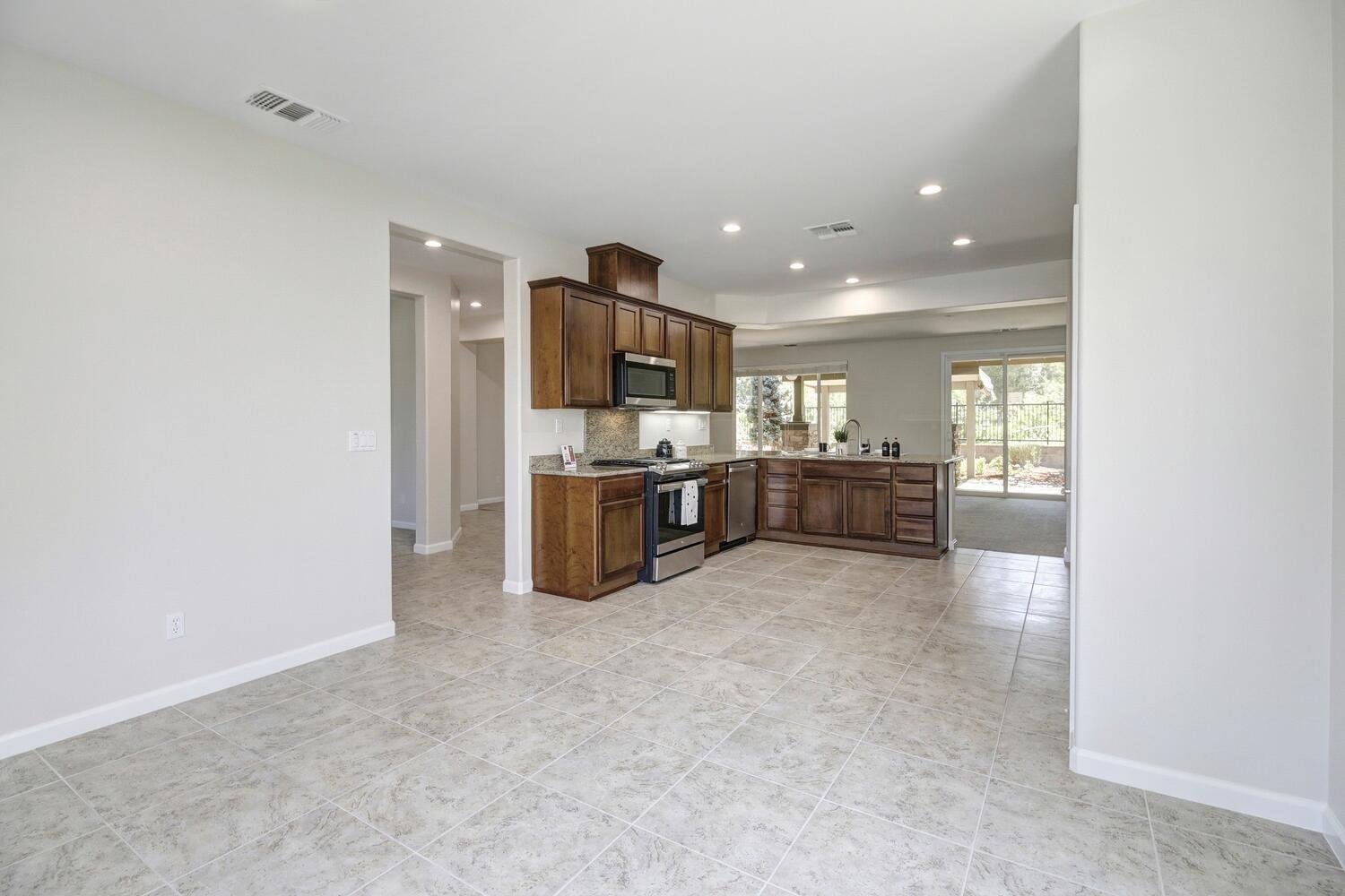 Detail Gallery Image 12 of 53 For 9617 Oakham Way, Elk Grove,  CA 95757 - 2 Beds | 2 Baths