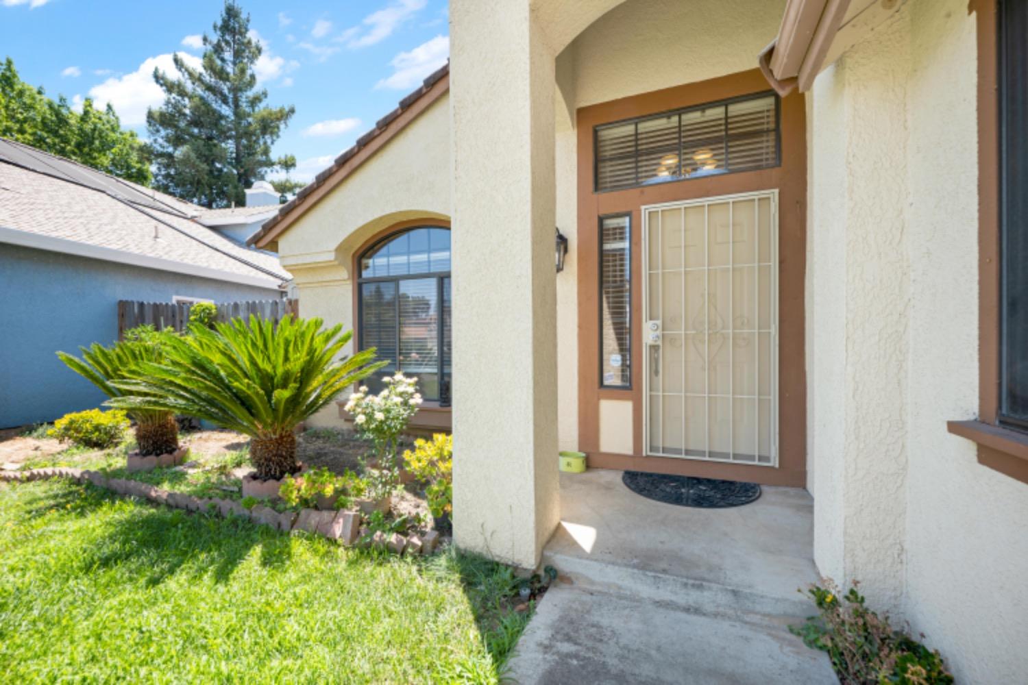 Detail Gallery Image 5 of 50 For 9458 Bowmont Way, Elk Grove,  CA 95758 - 4 Beds | 2/1 Baths